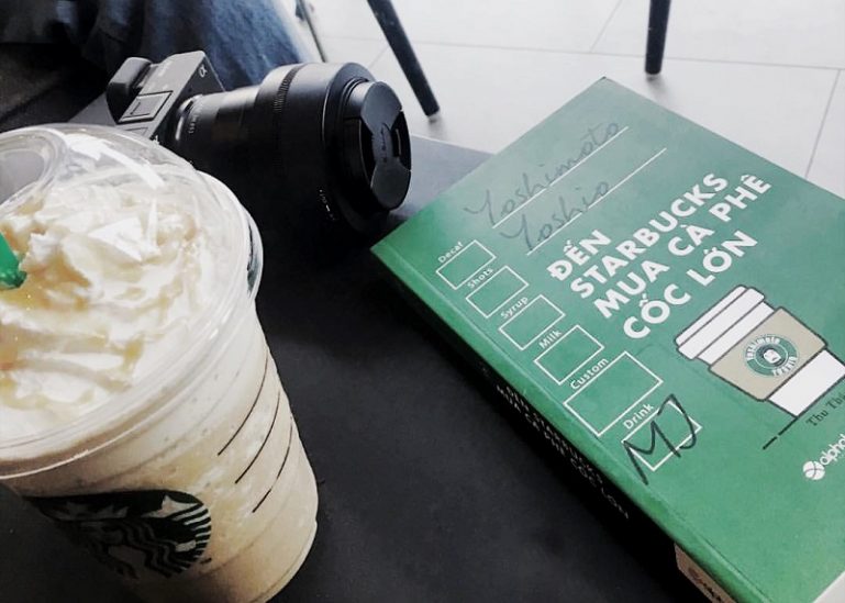 Đến Starbucks Mua Cà Phê Cốc Lớn