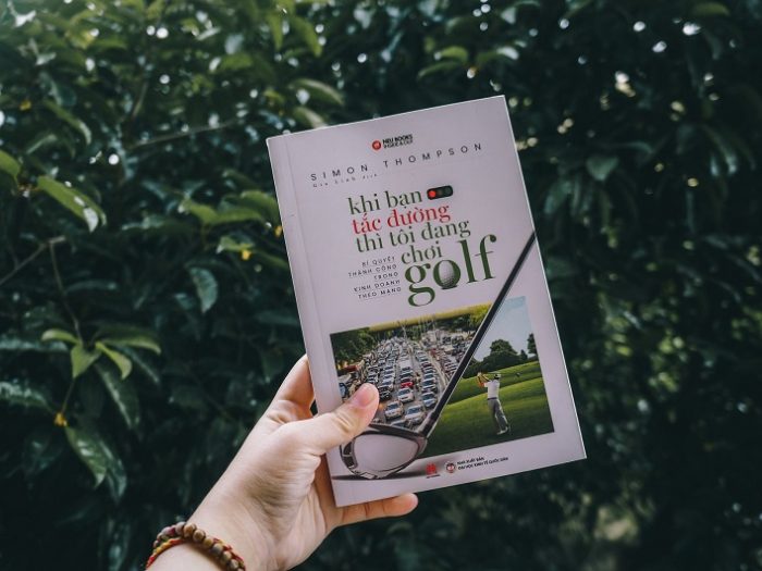 Review sách Khi Bạn Tắc Đường Thì Tôi Đang Chơi Golf